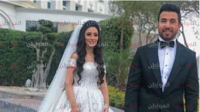 صور.. تريزيجية يقبل قدم والدته في حفل زفافه