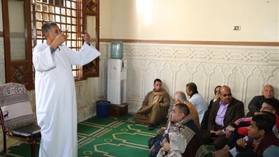 صور| لأول مرة.. ترجمة خطبة الجمعة إلى لغة الإشارة بمساجد محافظة قنا