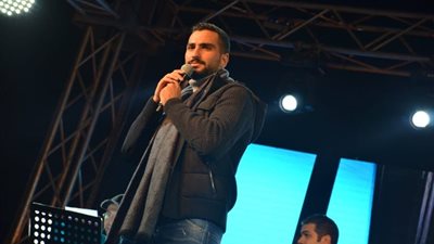 صور.. محمد الشرنوبي يُشعل حفلة رأس السنة فى القاهرة الجديدة