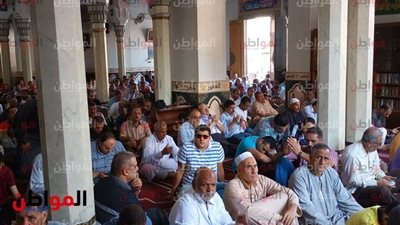 بدء توافد المصلين على مسجد محمد موسى بحي العجمي لأداء صلاة الجمعة