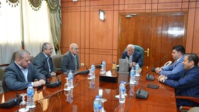 وزير الرياضة يطالب محافظ بورسعيد بحل أزمة النادي المصري