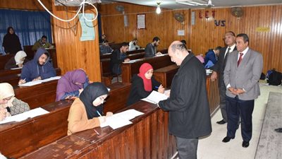 نائب رئيس جامعة السادات يتفقد امتحانات نصف العام الدراسي الأول 