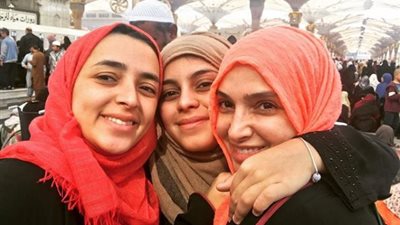 روجينا تؤدي مناسك العمرة برفقة بناتها 