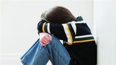 الأب المسيطر قد يولد طفل منسحب إجتماعيًا .. اعرفي الأسباب 