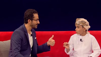 فيديو| طفل عماني يخطف إعجاب أحمد حلمي  في برنامجه 