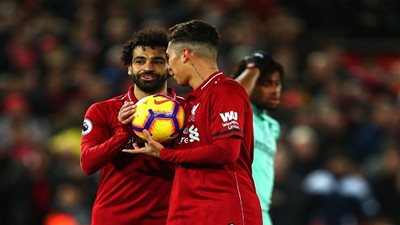 محمد صلاح يهنئ فيرمينو بعد هاتريك أرسنال