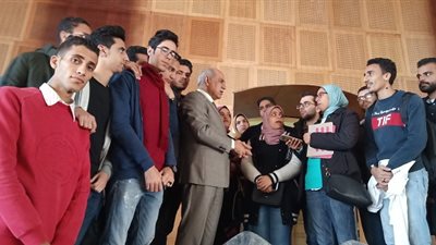 استعدادا لأسبوع شباب الجامعات.. رئيس جامعة كفر الشيخ يجتمع بطلاب الاتحاد