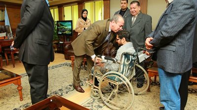 قَبِّل رأسه واعتذر له.. محافظ كفرالشيخ يوفر كرسي طبي للمعاق صاحب الفيديو الزاحف