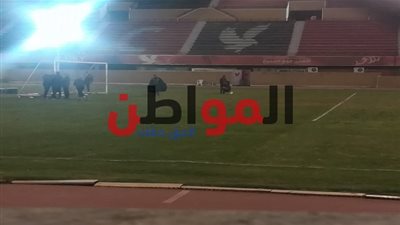 صور.. مارتن لاسارتي ينظف ملعب الأهلي من زجاجات المياه في لقطة حضارية