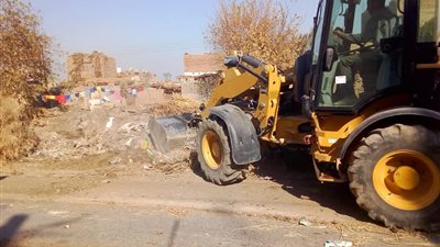 صور| تطهير المصارف والترع في قرى إخميم شرق سوهاج