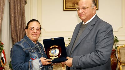 صور| محافظ القاهرة يستقبل بطلة العالم في السباحة لذوى القدرات الخاصة 