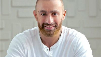 أحمد السقا يبدأ السنة الجديدة في الراديو بيضحك