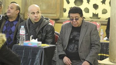 صور.. وصول أحمد آدم عزاء والدة الفنان عصام كاريكا