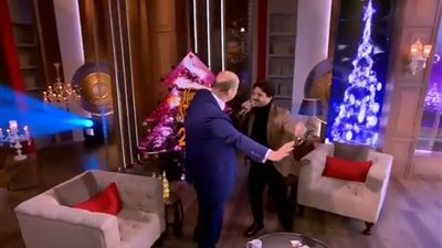 فيديو| عمرو أديب يرقص على أغاني مصطفى حجاج 