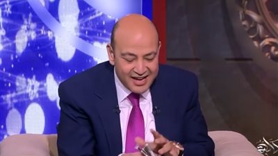 فيديو| عمرو اديب يحفز مصطفى حجاج بالاموال كي يغني 