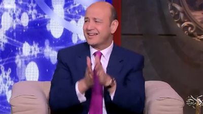للمرة الثانية| عمرو أديب يتفاعل مع مصطفى حجاج أثناء غنائه 