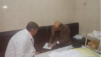 صور.. وكيل صحة أسيوط يتفقد مستشفى القوصية ويتابع مرضى الفيروسات الكبدية
