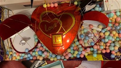شاب يفاجئ حبيبته بهدية رأس السنة.. والبنات: يا بنت المحظوظة