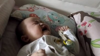فيديو| أب يوقف ابنه عن البكاء بهذه الطريقة