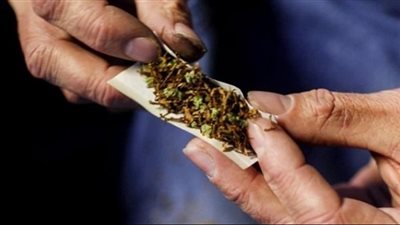 القبض على عاطل بحوزته 180 جرام حشيش وسلاح أبيض بالقناطر