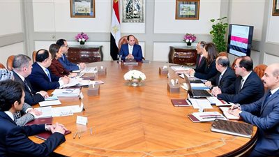 السيسي يستعرض مع المجموعة الوزارية الاقتصادية الموازنة الأولي لـ
