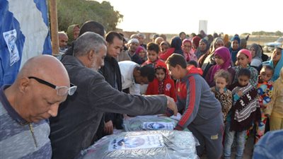 صور| مستقبل وطن يوزع بطاطين على القرى الأكثر احتياجا بالسويس