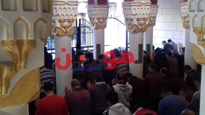 صور.. توافد أهالي العجمي على صلاة الجمعة بمسجد الصفا