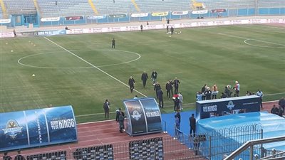 صورة.. حكم مباراة الأهلي وبيراميدز يتفقد أرضية الدفاع الجوي