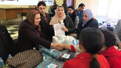 صور| مستقبل وطن يوزع ملابس شتوية جديدة وأحذية في سوهاج