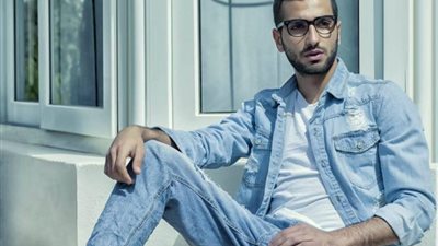 في عيد ميلاده .. إعلامية في أحضان محمد الشرنوبي تثير الجدل 
