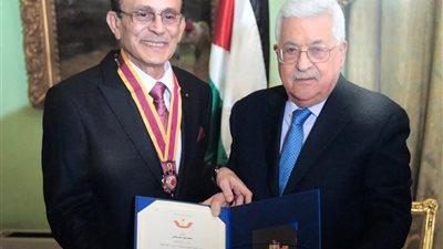 تقديرًا لأعماله المتميزة.. أبو مازن يمنح محمد صبحى أعلى وسام فلسطينى