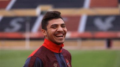 محمد شريف يُشارك في مران الأهلي 