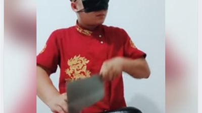 عملتها ازاي دي .. شيف يقطع الخضروات بالساطور معصوب العينين 