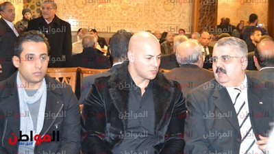 صور.. أحمد التهامي يؤدي واجب العزاء في كاميليا السادات