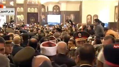 الاقباط يحاوطون الرئيس السيسي بعد افتتاح كاتدرائية ميلاد المسيح