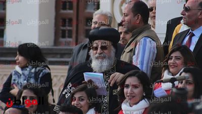  صور.. البابا تواضروس يرنم أمجاد السما على سلالم الكاتدرائية 
