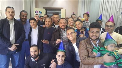 صور| شباب كنيسة مارجرجس يوزعون الهدايا على الاطفال بمستشفى الهلال بسوهاج