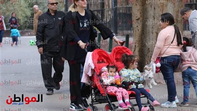 صور| سياح وأقباط يحتفلون بعيد الميلاد المجيد في حديقة الحيوان