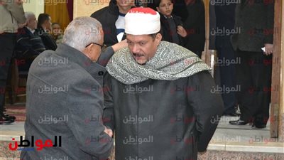 صور| الشيخ ياسر عبد الباسط يستقبل المعزين في والدته  