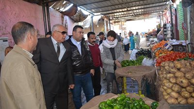 محافظ الوادي الجديد يطمئن علي توافر السلع واستقرار الأسعار بسوق الشعلة