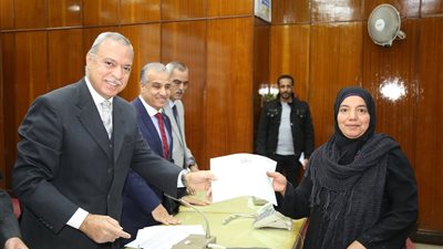 توزيع  200 شهادة 