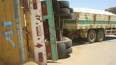 انقلاب سيارة محملة بالزلط وإصابة سائقها في سوهاج 