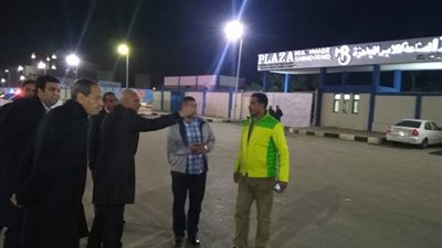 محافظ السويس يتفقد منطقة حي الكويت بعد منتصف الليل