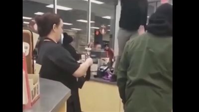 ملكوش كبير ولا ايه| اعتداء فتاتين على امرأة داخل متجر بشكل وحشي