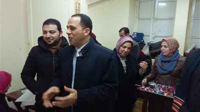 صور.. رئيس جامعة دمنهور يتفقد لجان الامتحانات بالورود والشيكولاتة