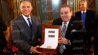 صور.. حسن راتب يهدي قلادة جامعة سيناء لوزير النقل في أمسية وطنية 