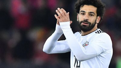 الله عليك يا فخر العرب..تأخر محمد صلاح على طائرته لهذا السبب!
