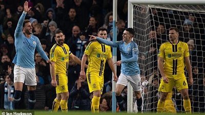 مدافع مانشستر سيتي يسخر من رونالدو وميسي