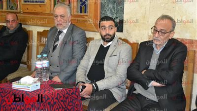 صور| أشرف زكي يقدم العزاء في والدة جمال الشاعر