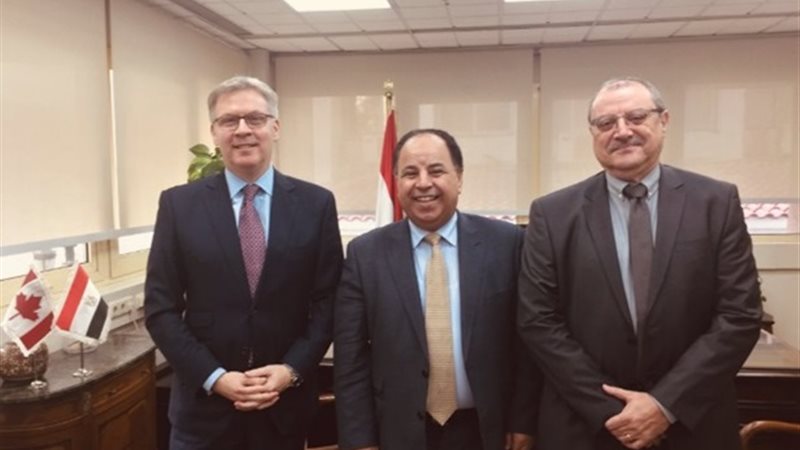 وزير المالية يلتقي